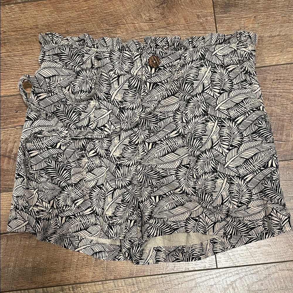 Jolt Monochrome Leaf Pattern High Waist Shorts